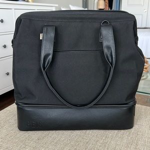 BEIS THE CONVERTIBLE MINI WEEKENDER IN BLACK